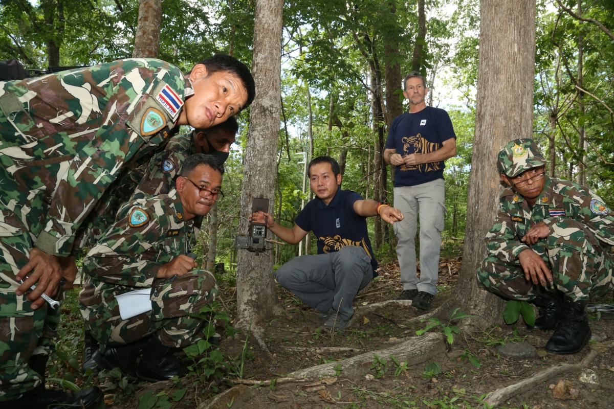 Wildhüter bei einer Schulung zur Auswertung von Kamerafallendaten