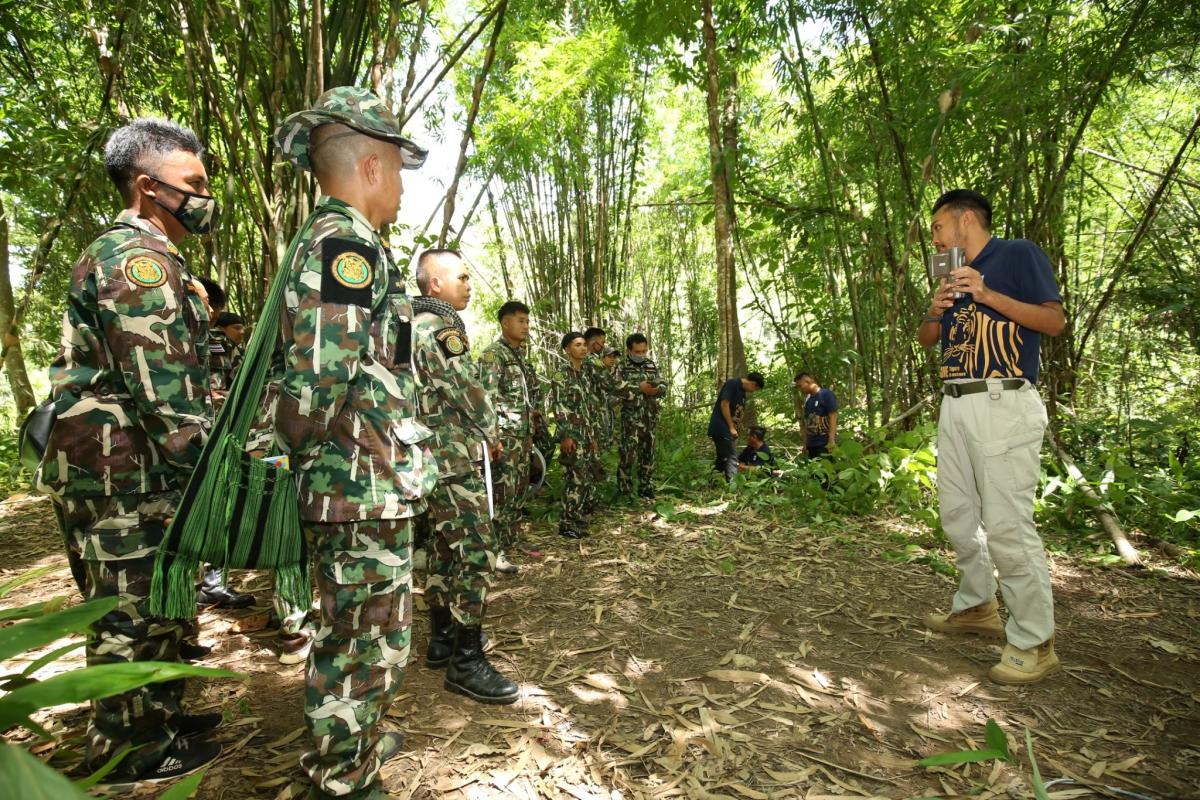 Wildhüter bei einer Schulung zur Auswertung von Kamerafallendaten