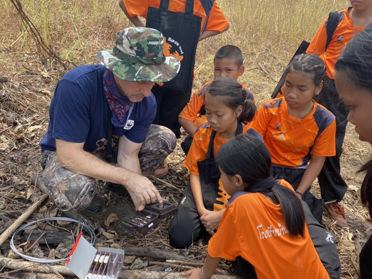 Schüler verteilen Salze und Mineralien